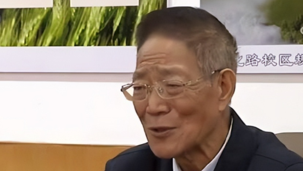 “我老了，不需要那么多钱。”2020年，一生抠门的大学教授王泽霖，却大手一挥捐出