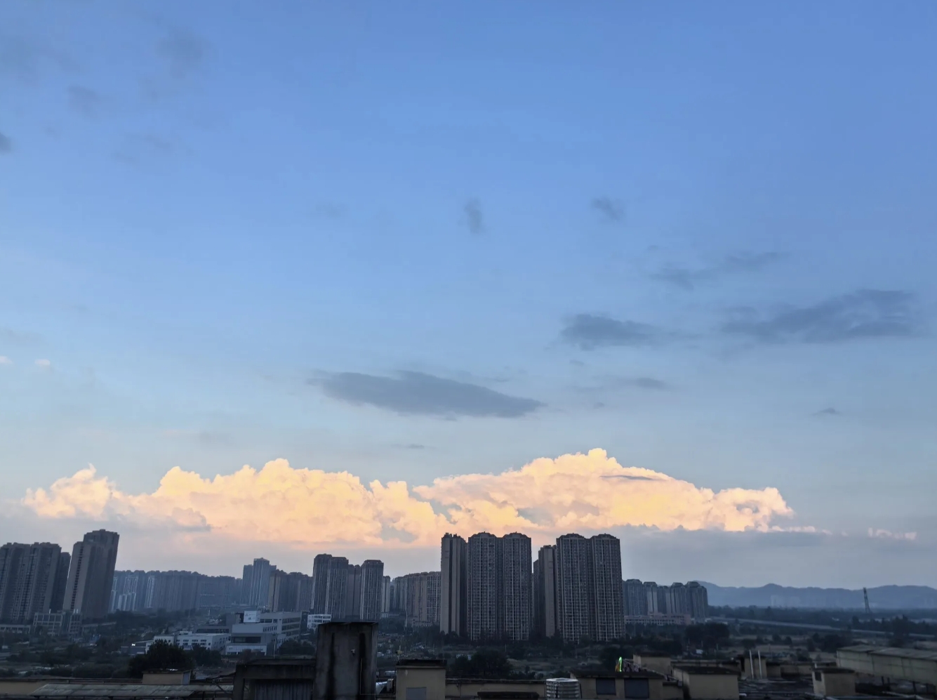 我就想问问，课后服务费是从什么时候开始收费的？我记得80年代，90年代上学，有早