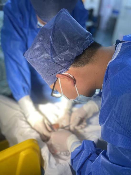男子被鞭炮炸伤未重视，伤口感染破伤风险致命