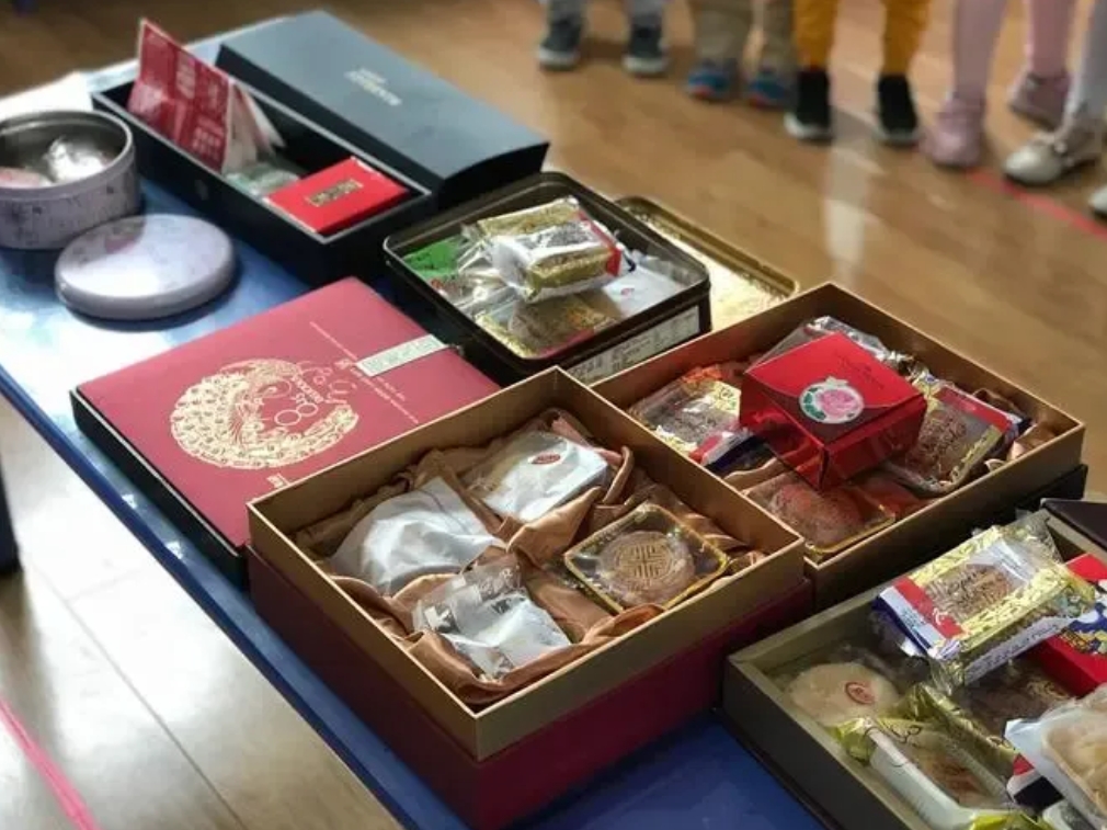 都在吐槽月饼卖不动了。其实根本就不是，八月十五下午或八月十六你再去超市看，月饼卖