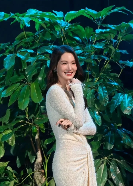 金晨这组照片看起来比之前好像要胖一丁点，演员真是有一点变化在镜头前都非常明显啊