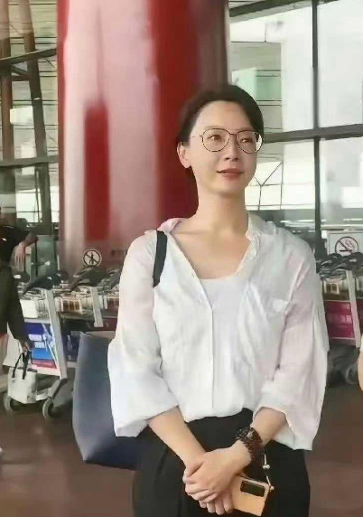 陈数比电视剧里的还瘦，在机场素颜接孩子，感觉好像是哪个学校的英语老师，看起来素颜