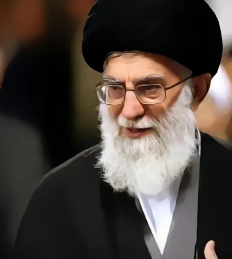 伊朗很喜欢干的三件事。第一件事：升所谓的复仇红旗。
第二件事 ：嘴上说着要报复，