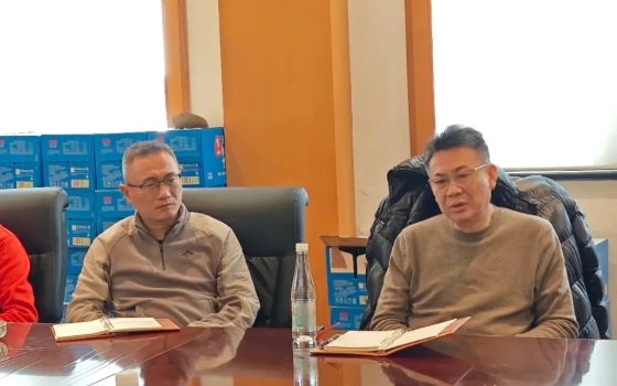 蔡斌指导终于现身了！中国女排超级联赛马上接近尾声，蔡斌教练今日现身上海，在上海排