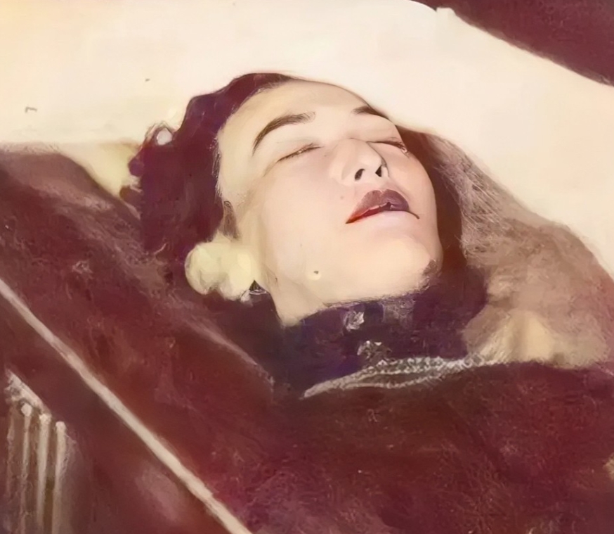 她是30年代当红女星周璇，她的声音婉转动听，陶醉人心，此曲只因天上闻。浮华如梦的