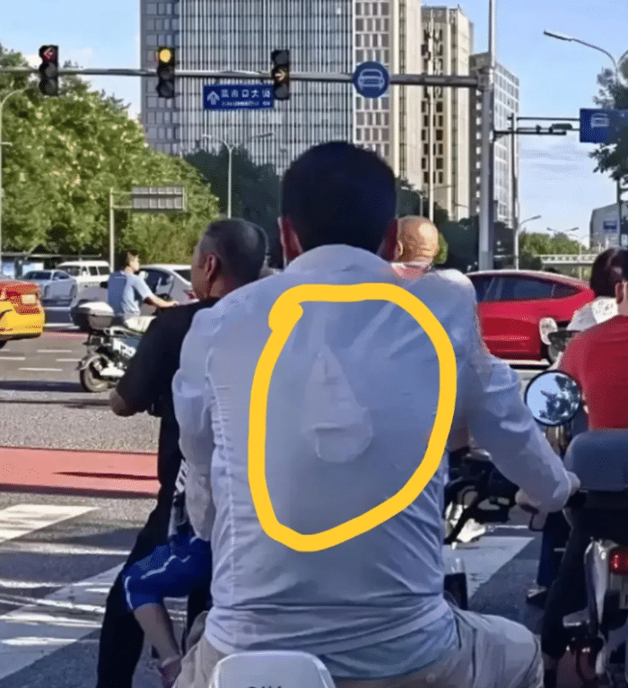 大哥是不是上班太急了，穿衣服没注意呀，不知道大哥感觉到上衣后背不舒服了么？大家能