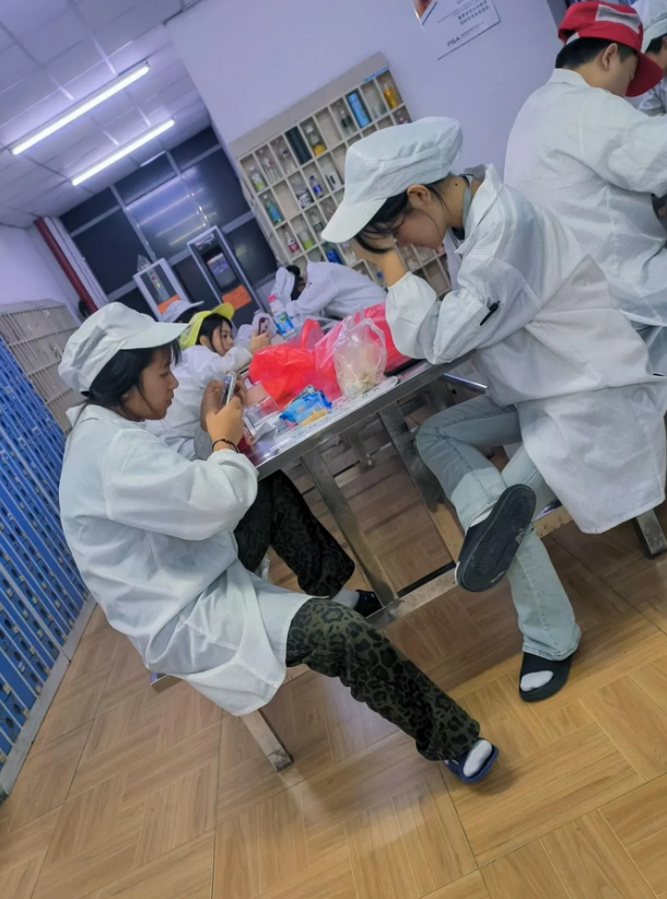 太费解了！东莞，在一家食品厂的休息区，几名年轻女孩正在休息，她们个个看起来疲惫不