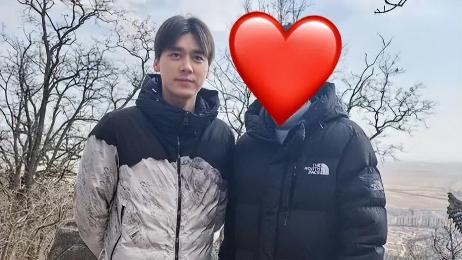李易峰去祈福，与粉丝合照一脸愁容，有人跟拍疑似为复出准备