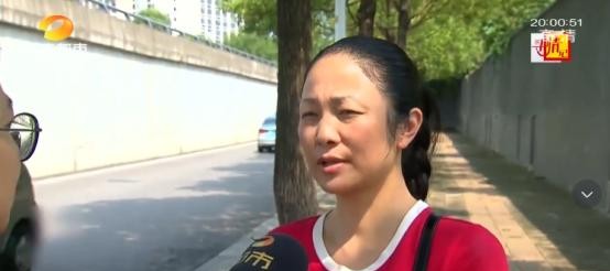 郑女士19岁结婚生女，25岁因观念不合与丈夫离婚，独自抚养女儿，对女儿百依百顺。
