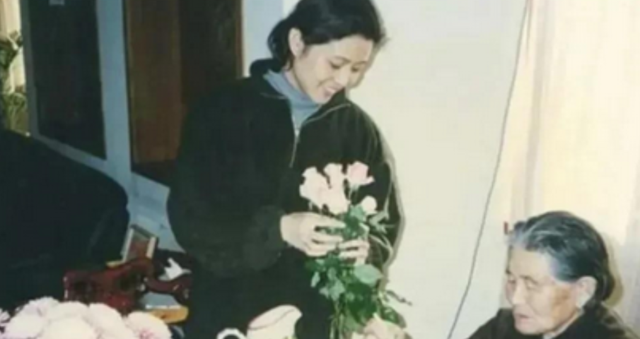 主持人倪萍说：“当年我的《日子》出版后，发行了100万册，丁关根部长突然来问我，