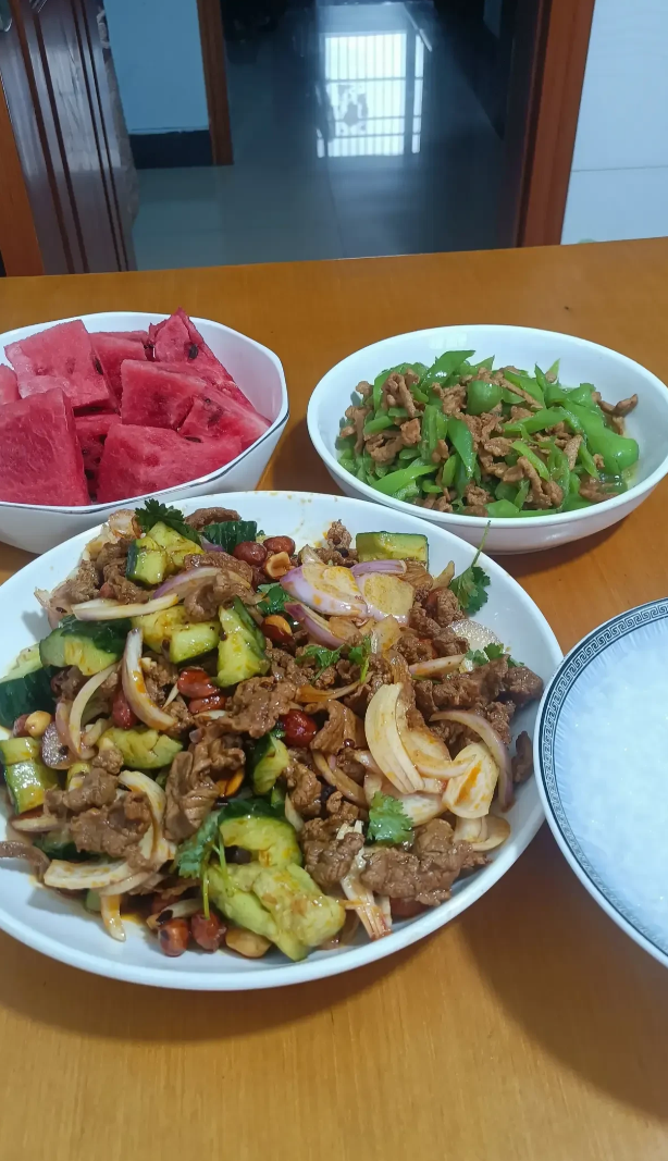 儿子今年暑假没有找到活干，天天在家洗衣做饭，成了我的免费专职保姆。
今年大环境不