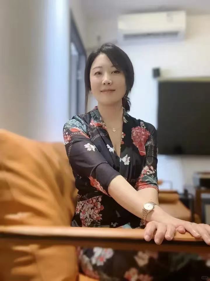 这位佳人，唇红齿白，明艳动人哈哈哈哈