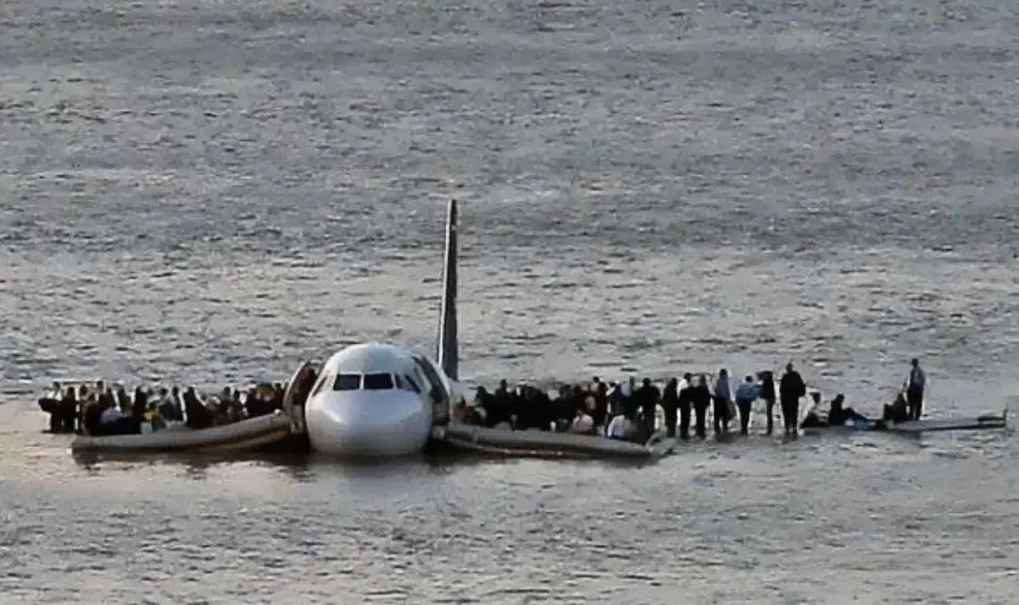 2009年1月，美国航空公司1549航班从纽约起飞，准备前往拉瓜迪亚机场，然而谁