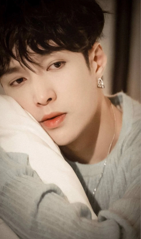 张艺兴新女团华丽出道，音乐之路闪耀光芒！