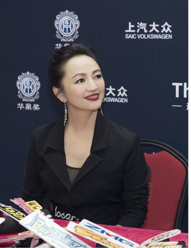 她，无疑是一位令人赞叹的传奇女子，堪称是成功战胜金巧巧而赢得璀璨人生的非凡女性。