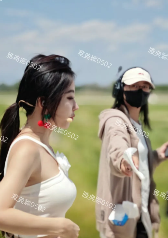 大理喜洲麦田偶遇冯提莫，虽然她个子很矮小小一只，但身材却很好很有料。