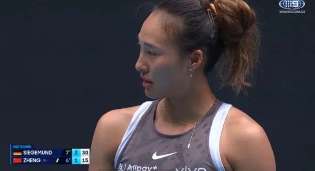 郑钦文都快哭了，和裁判争论毫无作用。作为观众，我觉得她发球实在太慢。我每次都数，