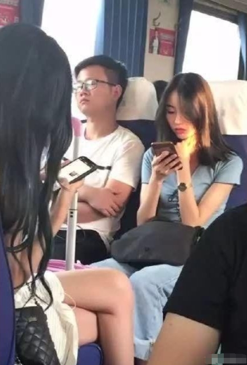 这样还能睡着，大哥不简单啊[色]