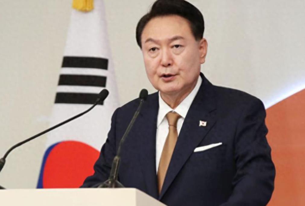 12月3日晚间，韩国总统尹锡悦在首尔龙山发表“紧急谈话”，宣布在全国范围内戒严，