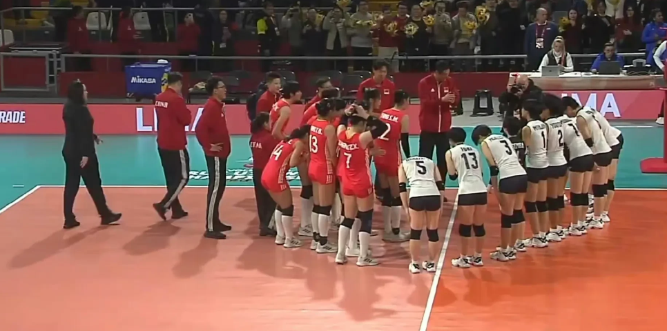 日本女排这是在干什么？输球后又是鞠躬又有礼貌，但是比赛中可不行，好演员，能演戏！