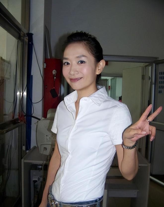 1998年，王芳背着一身债务勇敢地踏上了北京。让人意想不到的是，仅仅一年后，她就在北京安下了自己的家