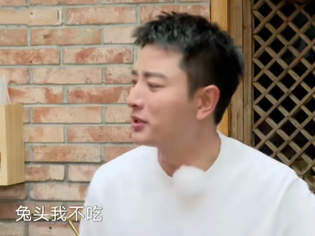 黄晓明是真的不挑食！

黄晓明:“肥肠，我喜欢，尖椒肥肠，还有在毛血旺里那肥肠，