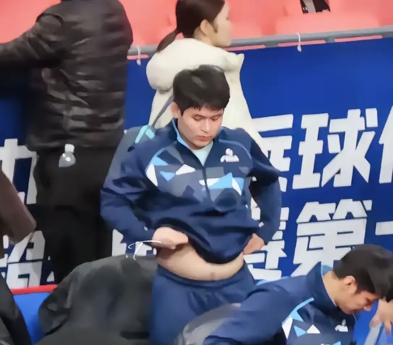 笑不活了，林诗栋估计要找这个摄影师聊聊。
谁那么有才啊，抓拍了这张图啊。
一直知