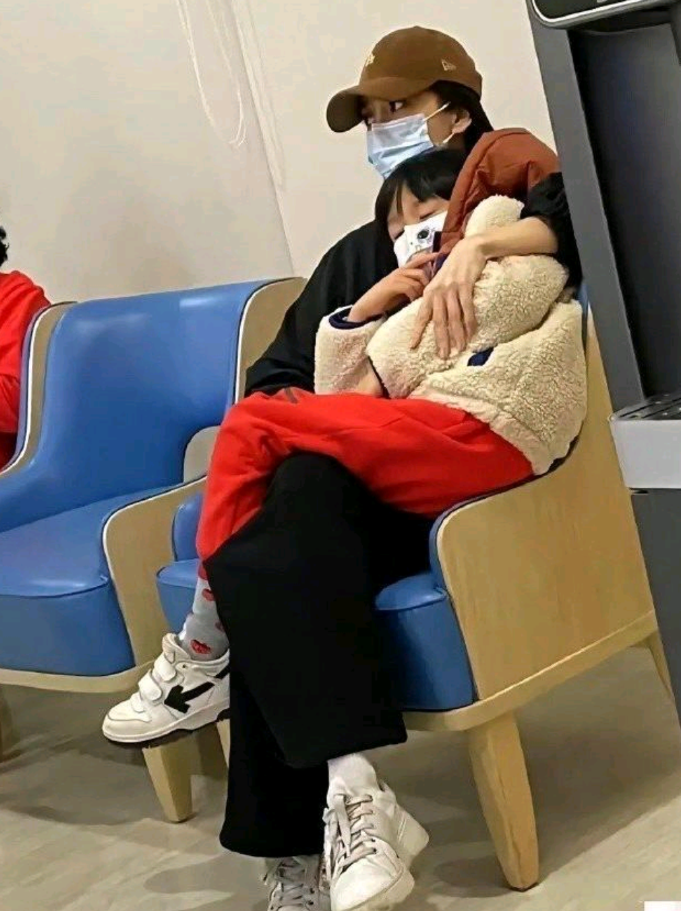 杨颖被拍到深夜带儿子小海绵看急诊，为了让儿子舒服点，全程抱着7岁的儿子，这时候她