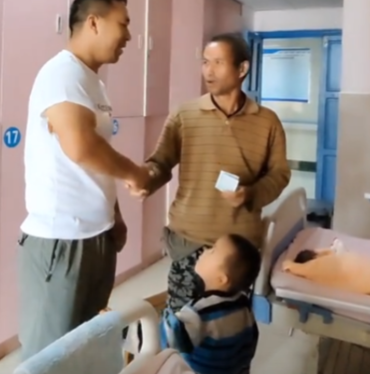 暖心！2023年5月5日，贵州一男子陪妻子生产，发现隔壁床的夫妻生活困难，为省钱