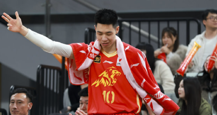 广厦12连胜！胡金秋20+12统治内线，青岛孤胆韦瑟斯庞难救主