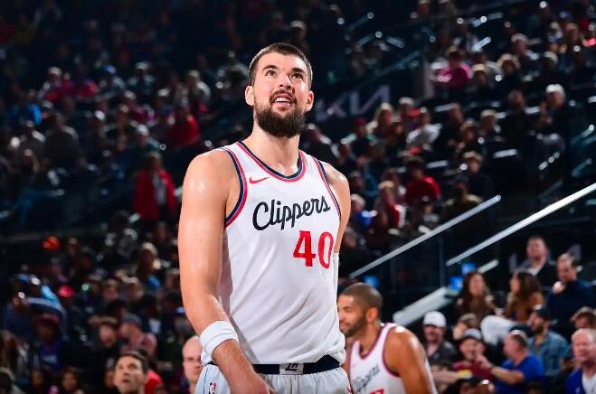 快船128-116胜马刺。赛后，祖巴茨受访时谈及推搡文班亚马一事，称自己当时冲动