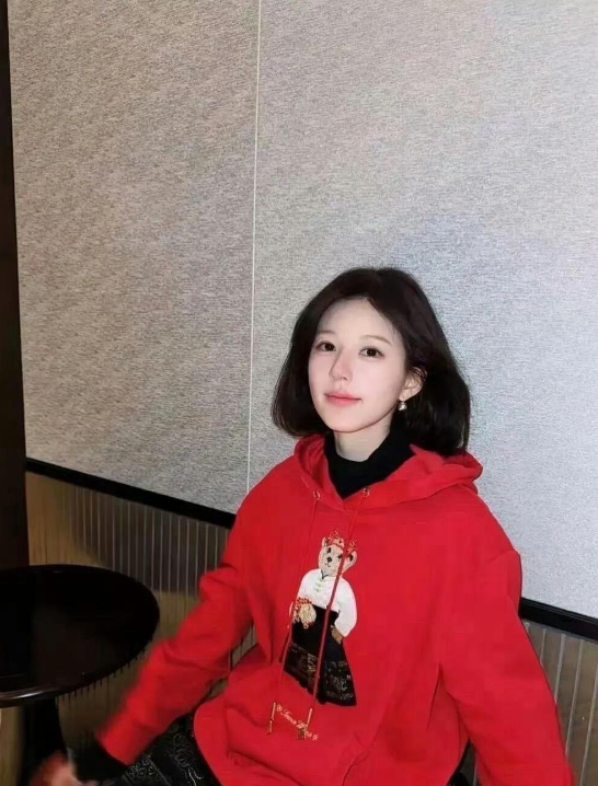 赵露思，好消瘦，眼里也没神了

赵露思让人心疼，她显得异常消瘦，眼中的神采也不如