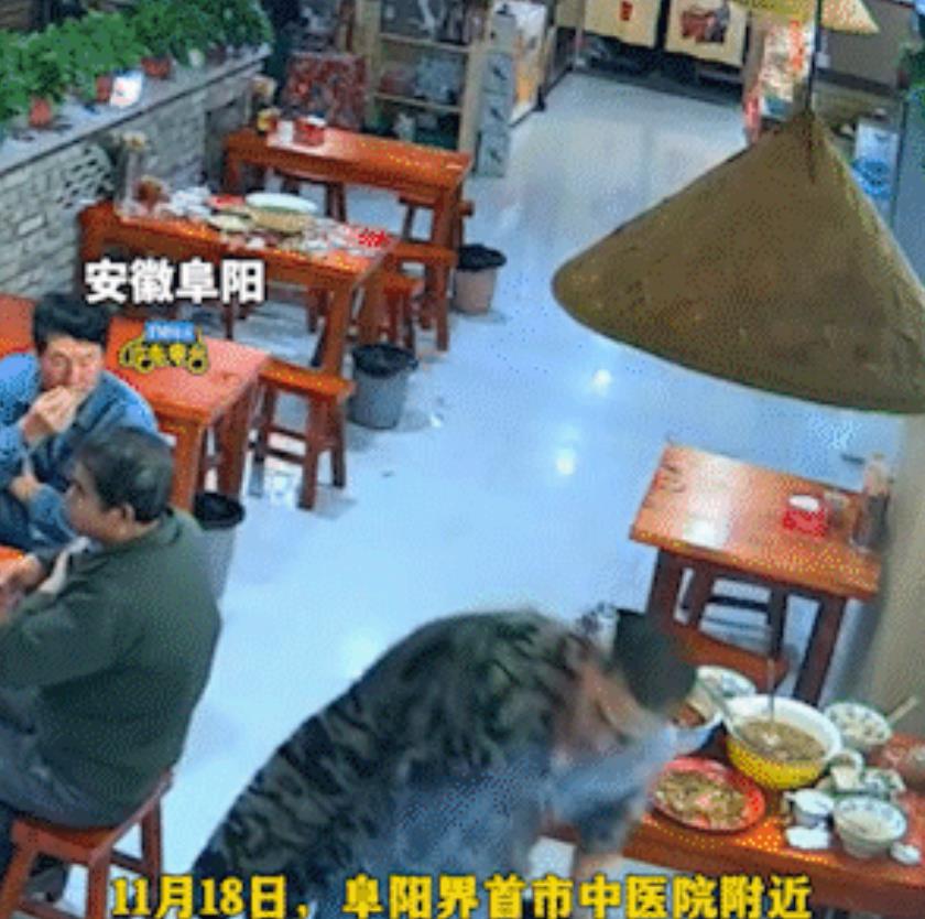 安徽阜阳，一男子饭店就完餐后，起身离开时却突然晕倒，周围食客以为男子喝醉了，但叫