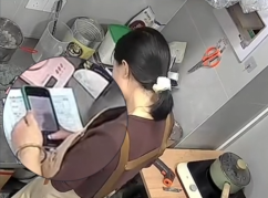 浙江湖州，一女子入职4天就以工作太累为由辞职，老板通过监控发现女子偷拍了几百页配