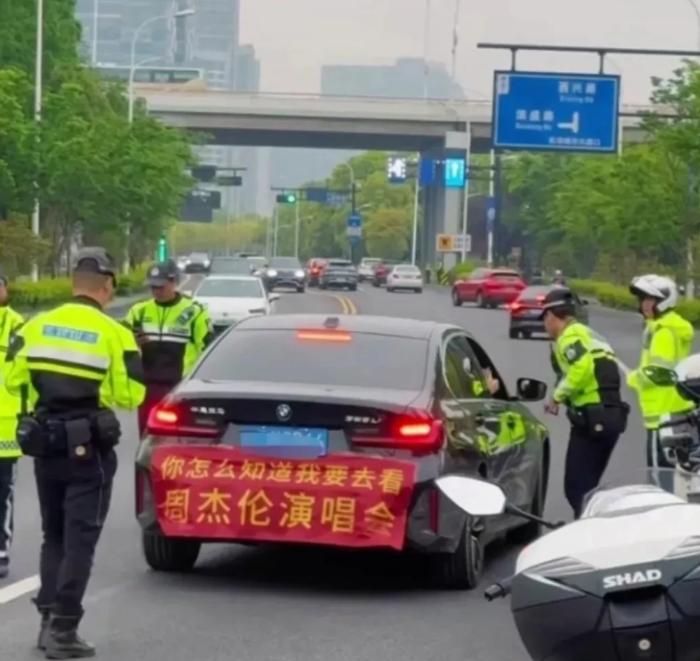 不怪警察叔叔一脸嫌弃，换我也是一样！[捂脸]