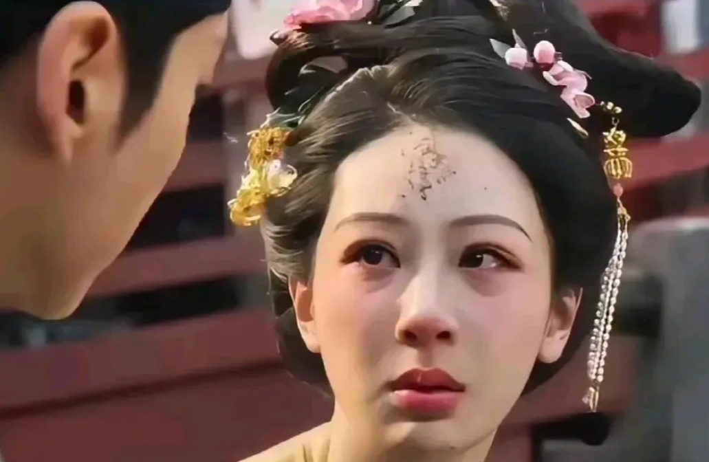 杨紫，这是变样了！
 
想想她以前，那股子灵动劲儿，在演艺圈里辨识度多高啊，一张