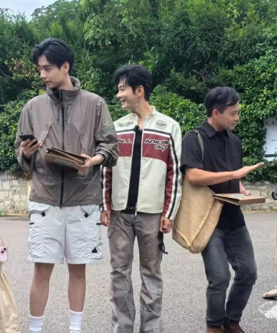 小明哥怎么变这么矮了

娱乐圈中明星的形象变化总是能引发话题，关于晓明哥身高变化