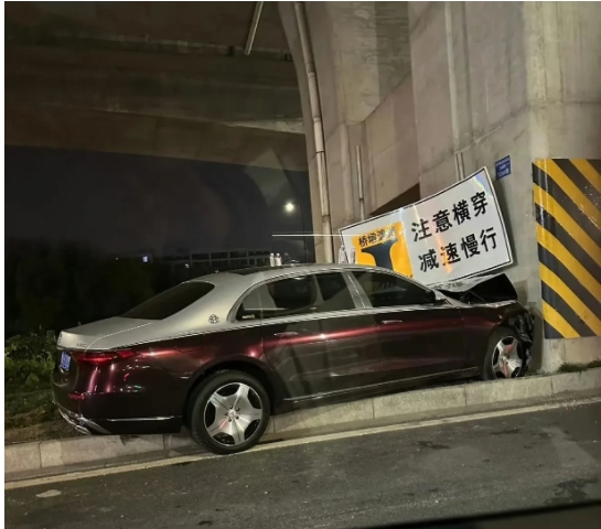 不知道迈巴赫这一碰得多少钱？
