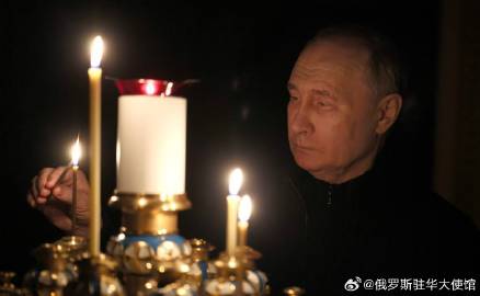 逝者安息…… 普京在教堂点燃蜡烛，祈祷在恐怖袭击中遇难的人们安息 ​