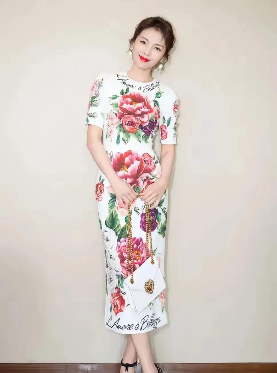 刘涛美图欣赏系列：牡丹花的大裙子，太喜庆了，给人一种春天到来的感觉！