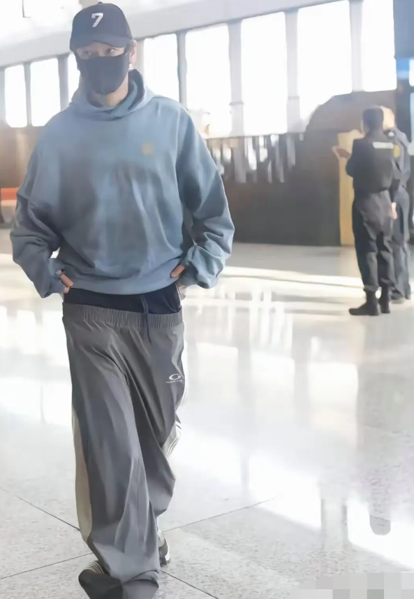 黄晓明，机场造型引关注！

第一，脱裤子穿法，真的不好看！
第二，你都快奔五的人