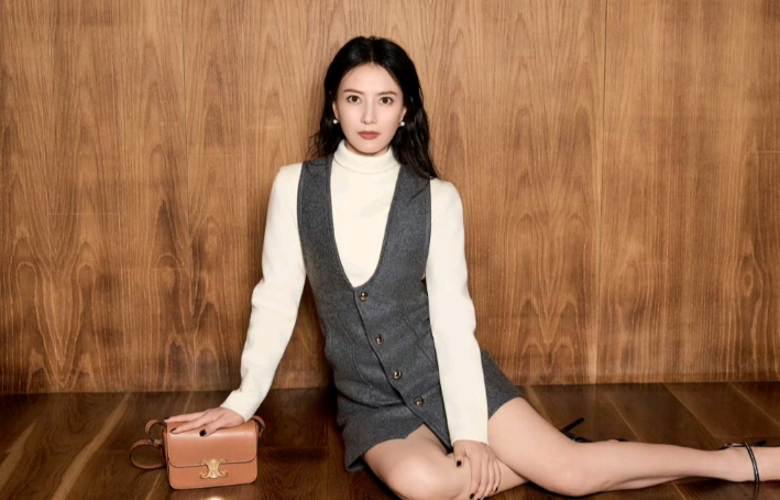 高圆圆之美，足弓亦可见其韵致，真真是风华绝代，叫人忍不住多看几眼。