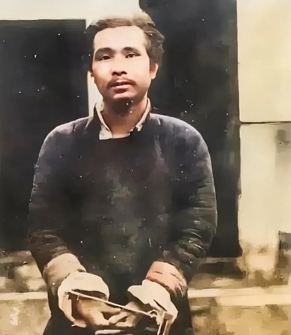 这张照片拍摄于1935年，他叫牟永大，是一名共产党员。
他就要被反动派杀害了，家