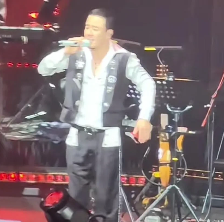 杨坤澳门演唱会，我的“五”问：
1，演唱会上座率为何如此低迷？
2，观众为何中途