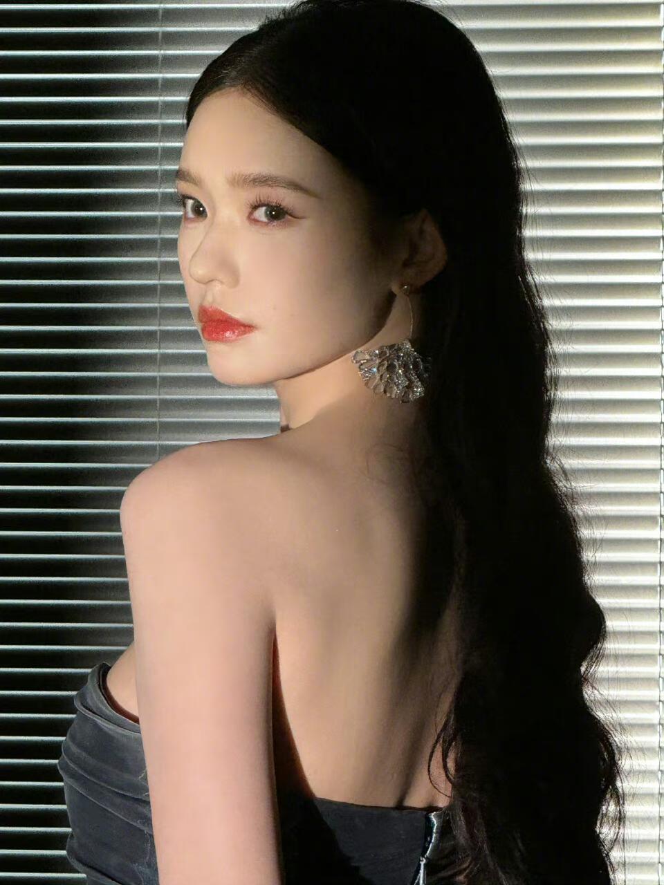 林允暗光剪影美