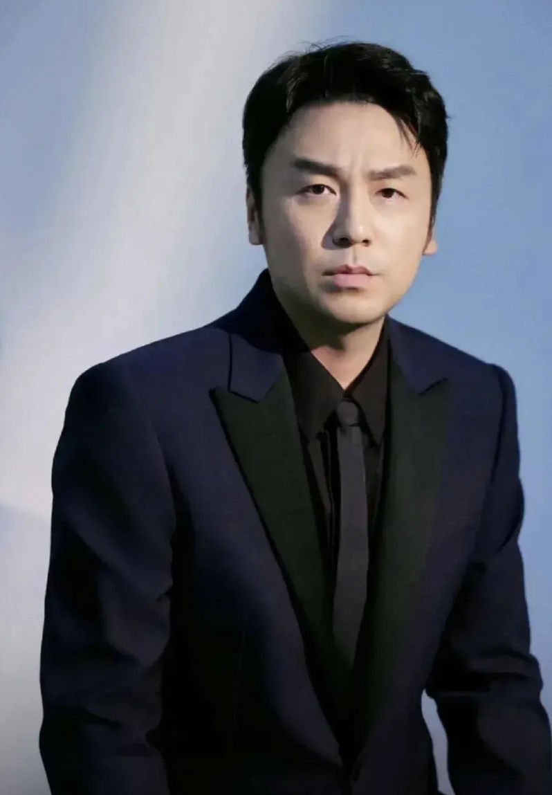 目前被捧得太高的两个男演员：

1，张颂文：演谁都在狂飙。
2，雷佳音：演谁都是