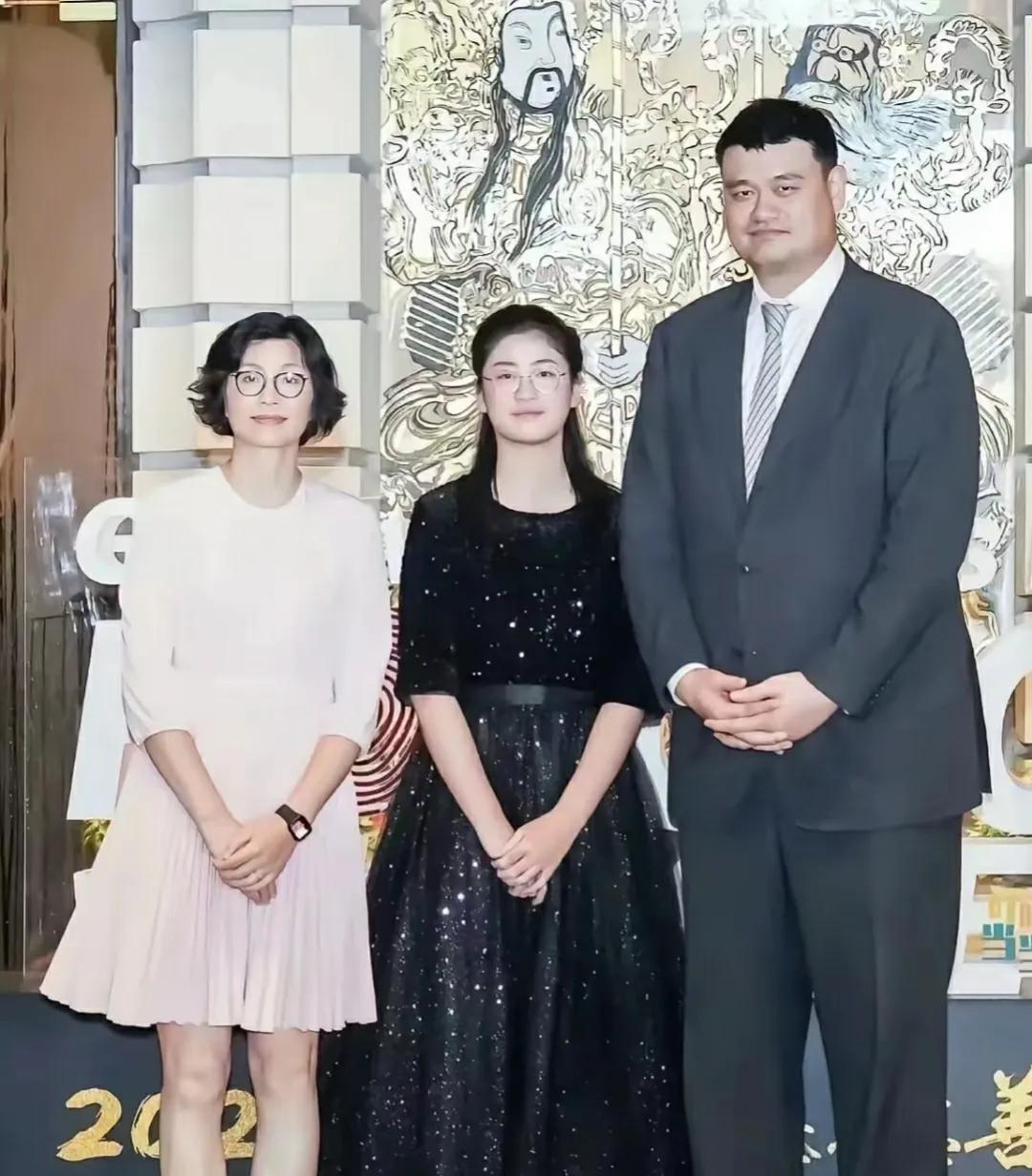 姚明的全家福，一家三口都是大高个，女儿眉清目秀，天庭饱满，长的像妈妈。
叶莉满脸