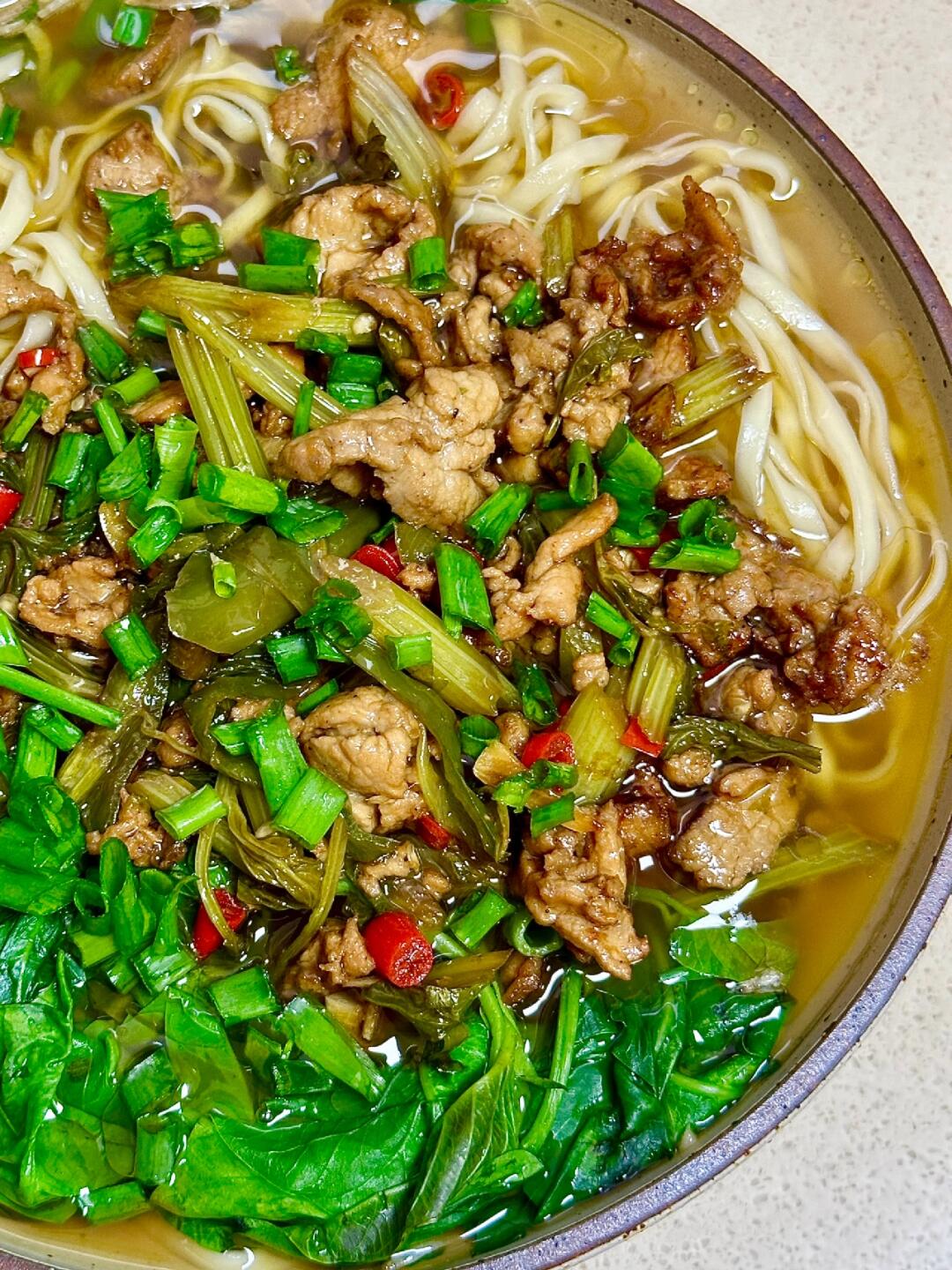 一个人在家的午饭，肉丝面🍜
有碳水有蛋白质还有维生素
一碗就够了！
小葱自己种