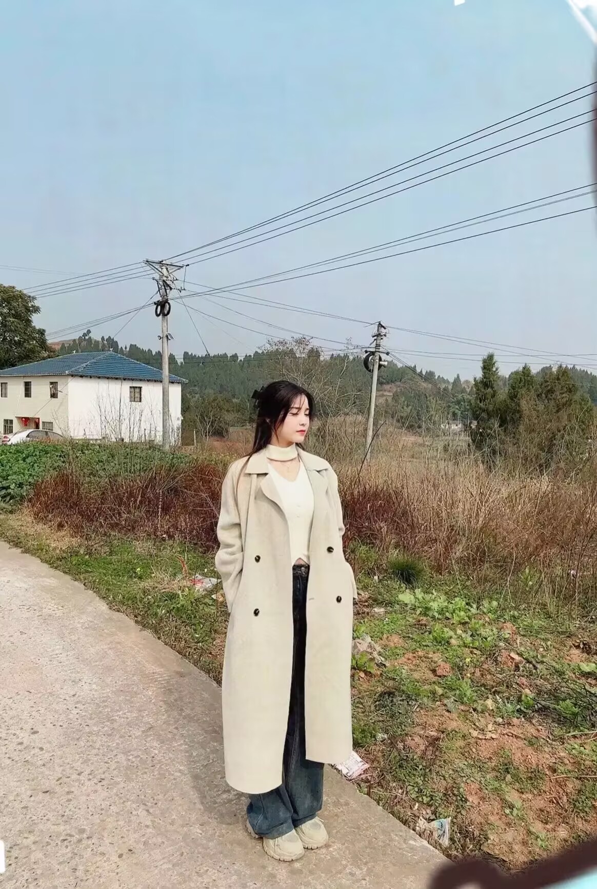 村里有个小老头，好多年前的时候娶了个带女娃的寡妇，天天去工地干活挣钱供女娃读大学