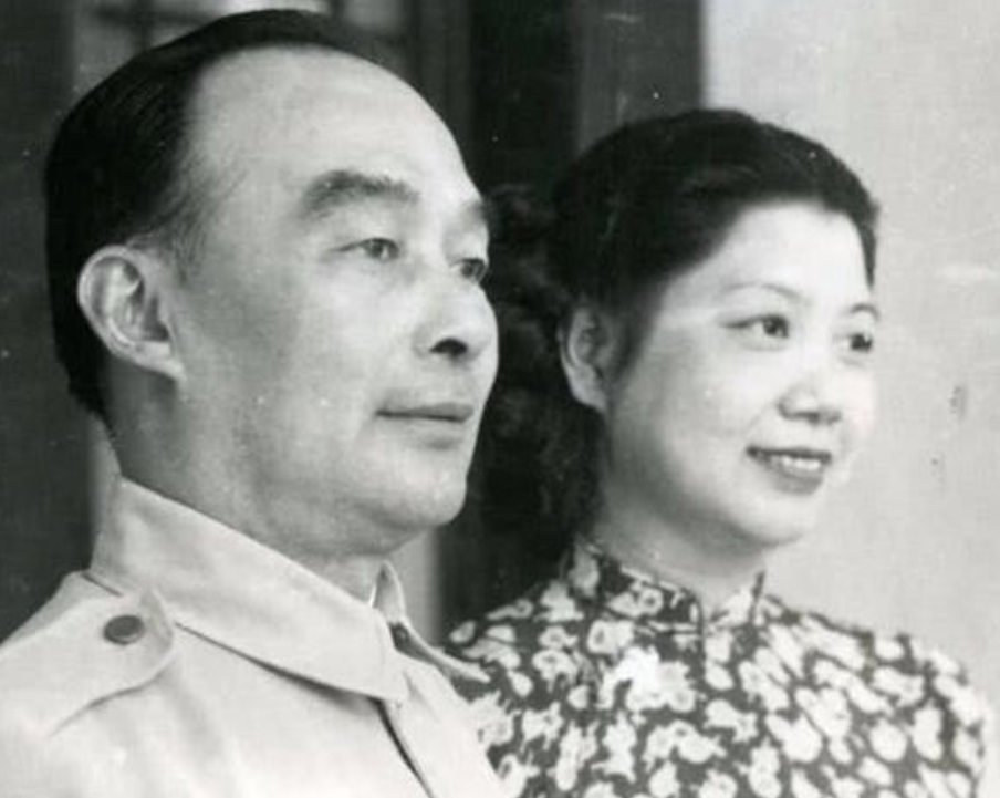 1922 年，胡宗南仅仅是因为妻子去看了一场戏，就开始对妻子“惩罚”，曾对梅秀棠